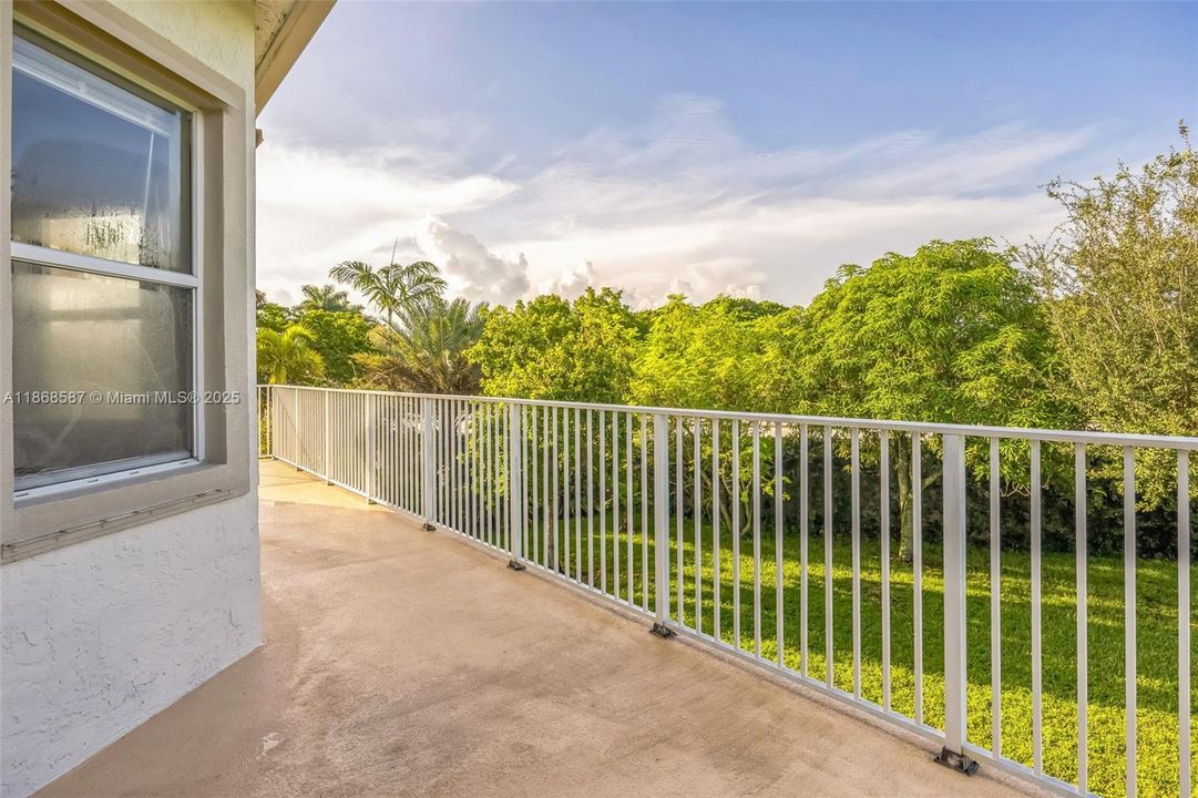 Под контрактом: $926,000 (6 спален, 4 ванн, 3994 Квадратных фут)