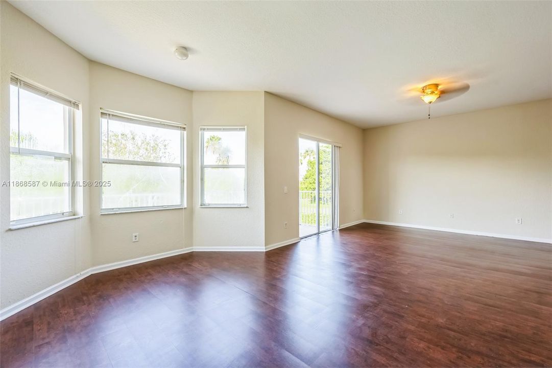 Под контрактом: $926,000 (6 спален, 4 ванн, 3994 Квадратных фут)