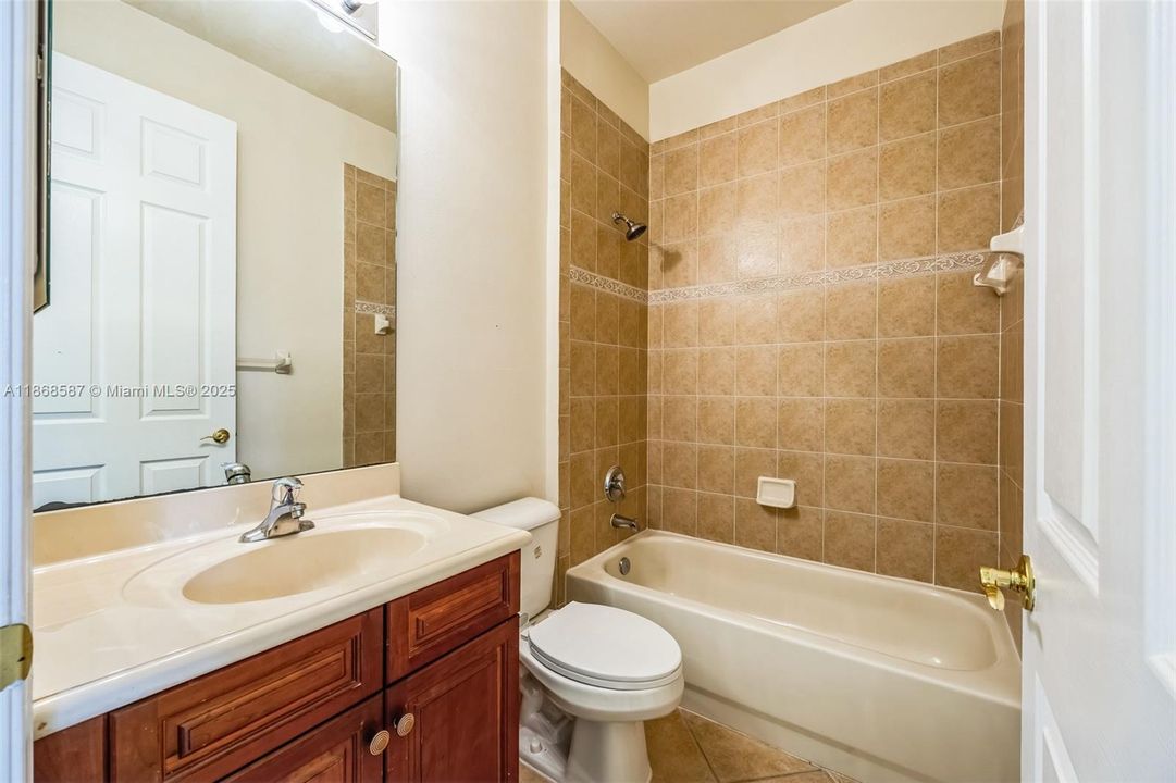 Под контрактом: $926,000 (6 спален, 4 ванн, 3994 Квадратных фут)