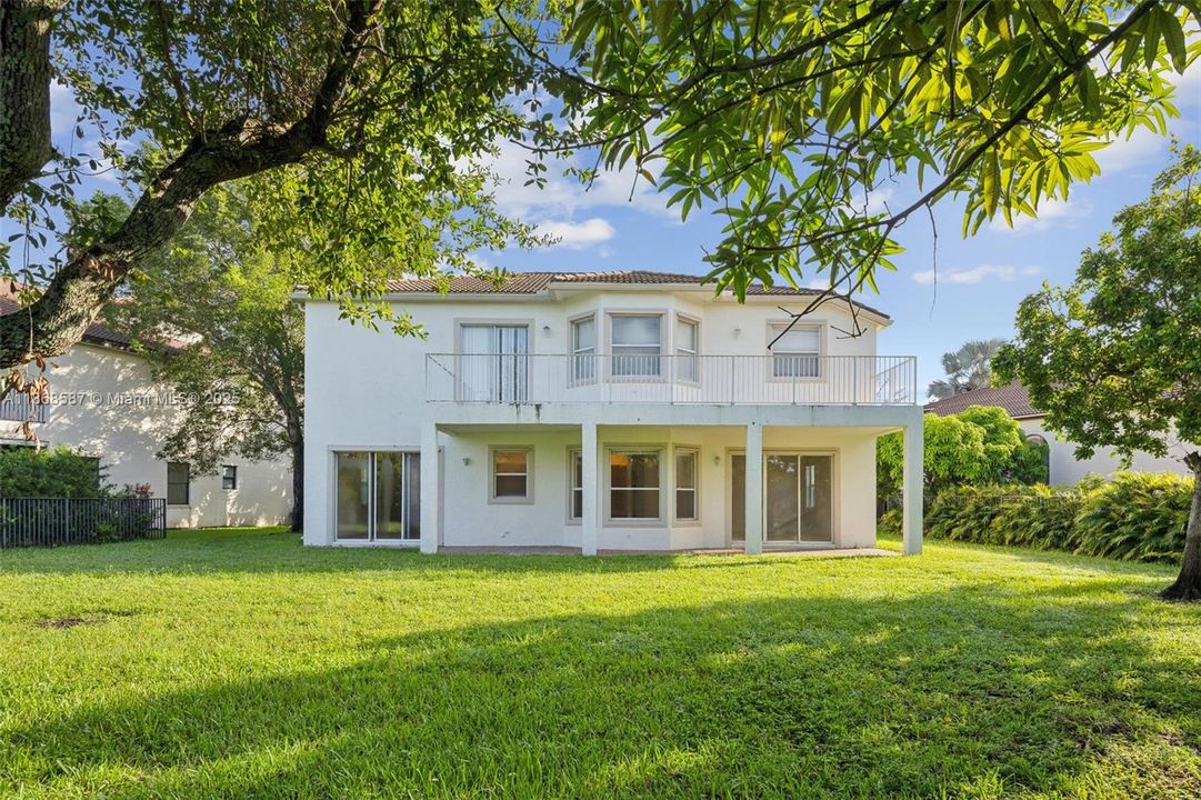 Под контрактом: $926,000 (6 спален, 4 ванн, 3994 Квадратных фут)