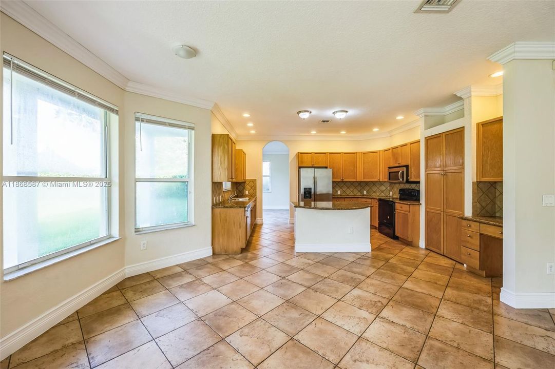 Под контрактом: $926,000 (6 спален, 4 ванн, 3994 Квадратных фут)