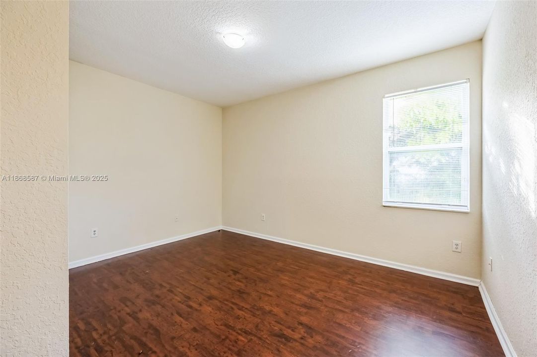 Под контрактом: $926,000 (6 спален, 4 ванн, 3994 Квадратных фут)