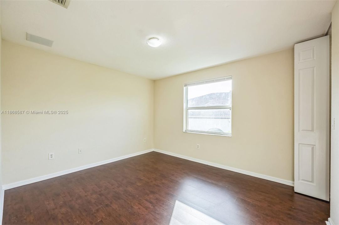 Под контрактом: $926,000 (6 спален, 4 ванн, 3994 Квадратных фут)