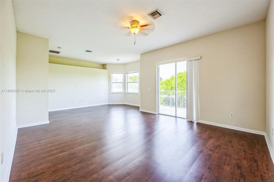 Под контрактом: $926,000 (6 спален, 4 ванн, 3994 Квадратных фут)