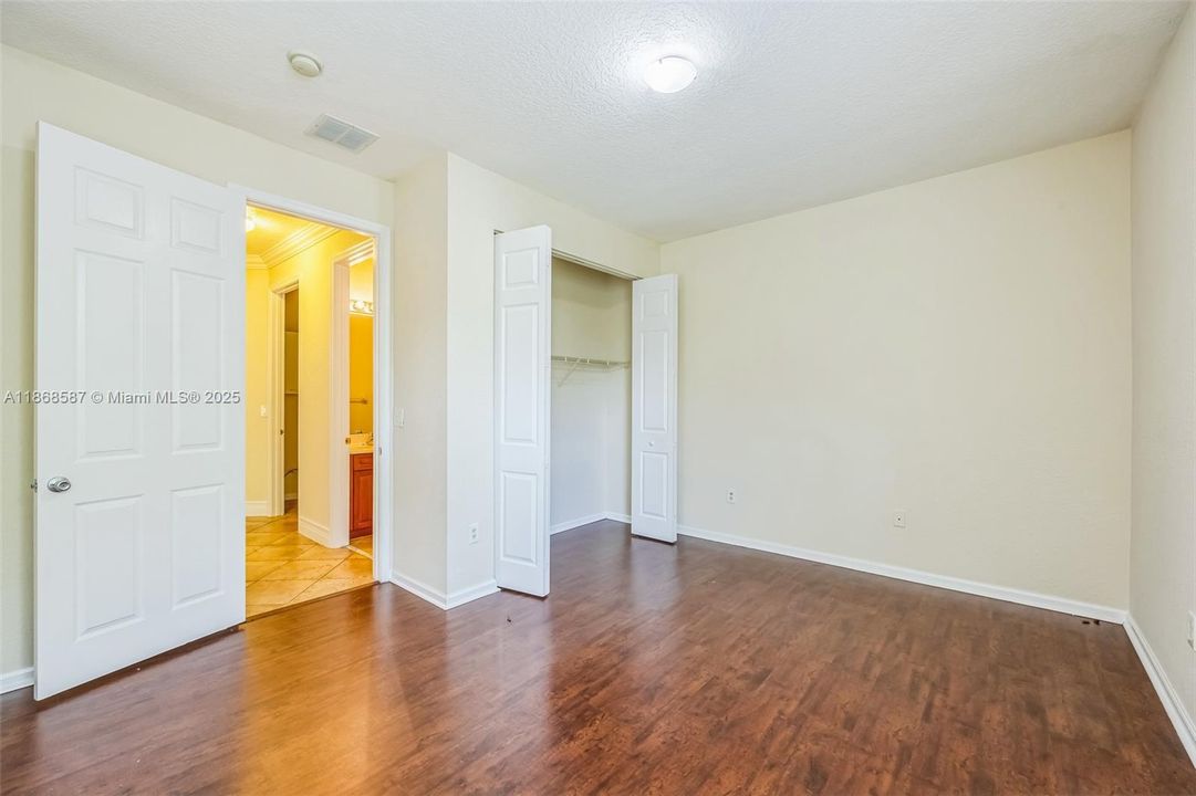 Под контрактом: $926,000 (6 спален, 4 ванн, 3994 Квадратных фут)