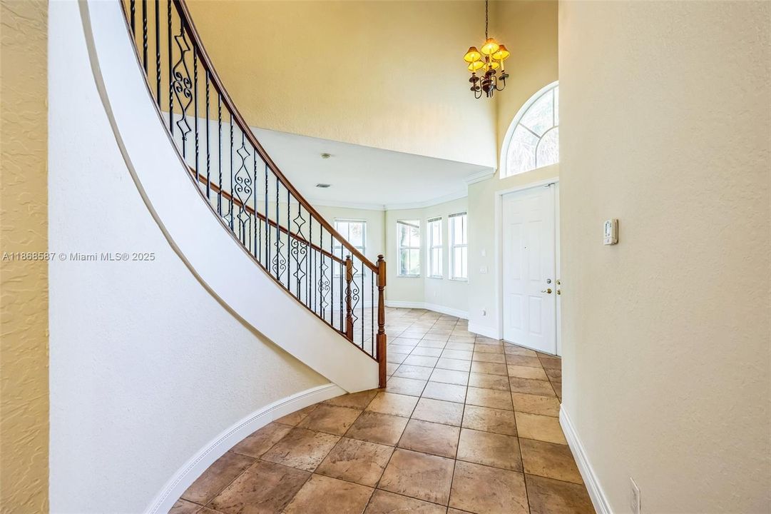 Под контрактом: $926,000 (6 спален, 4 ванн, 3994 Квадратных фут)