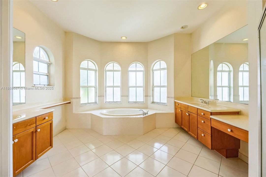 Под контрактом: $926,000 (6 спален, 4 ванн, 3994 Квадратных фут)