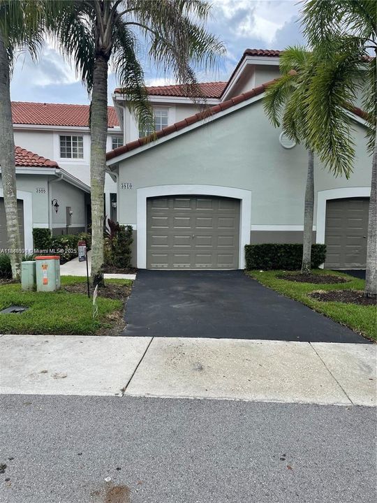 Active With Contract: $3,350 (3 beds, 2 baths, 1443 Square Feet)