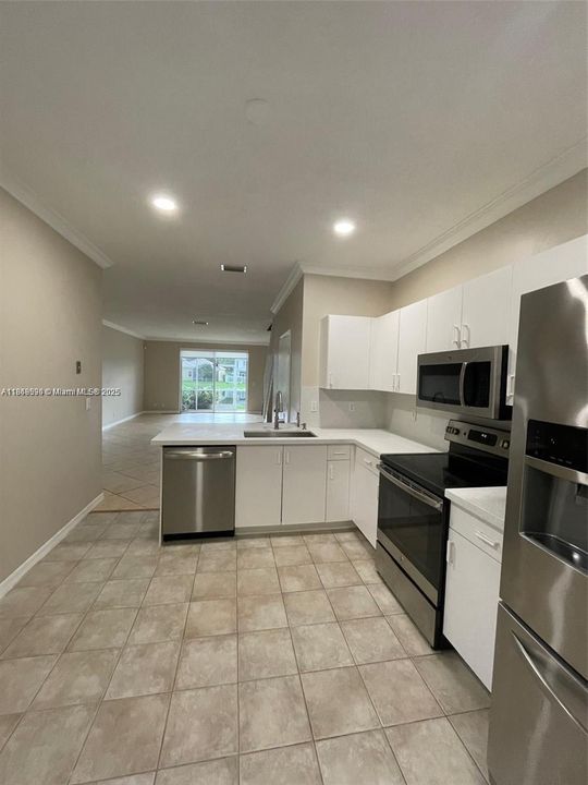 Active With Contract: $3,350 (3 beds, 2 baths, 1443 Square Feet)
