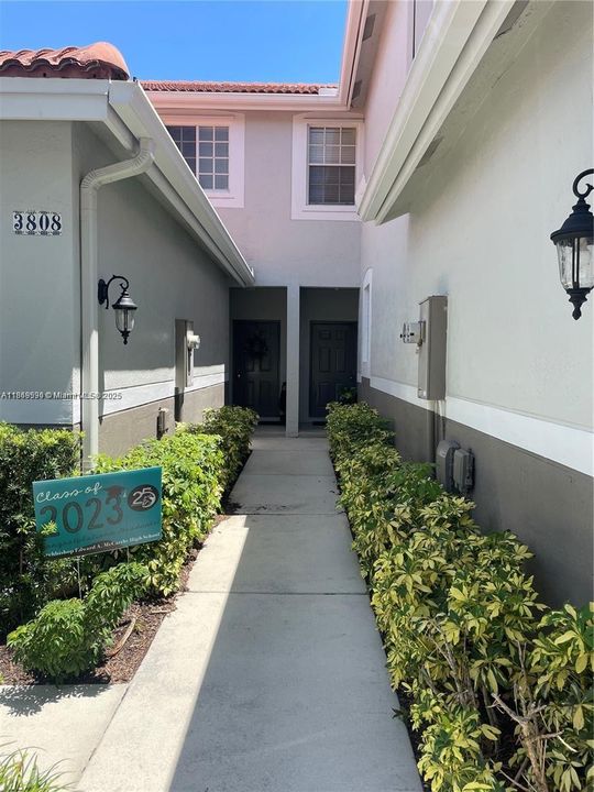 Active With Contract: $3,350 (3 beds, 2 baths, 1443 Square Feet)