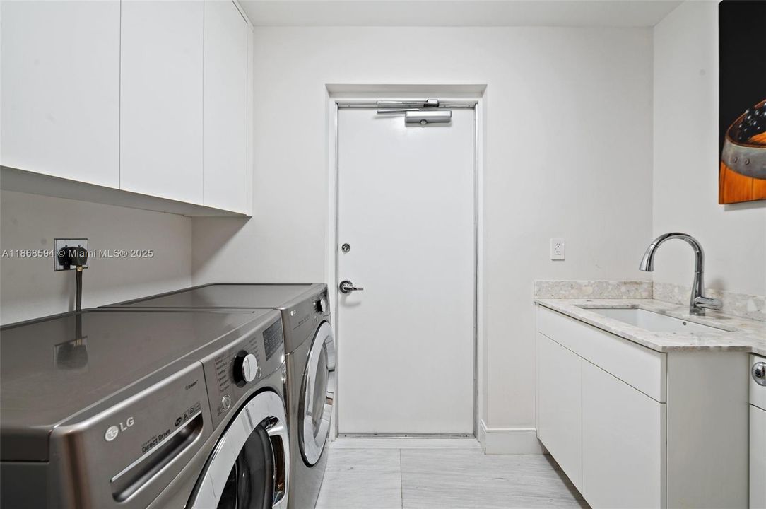 出租: $12,750 (3 贝兹, 4 浴室, 3190 平方英尺)