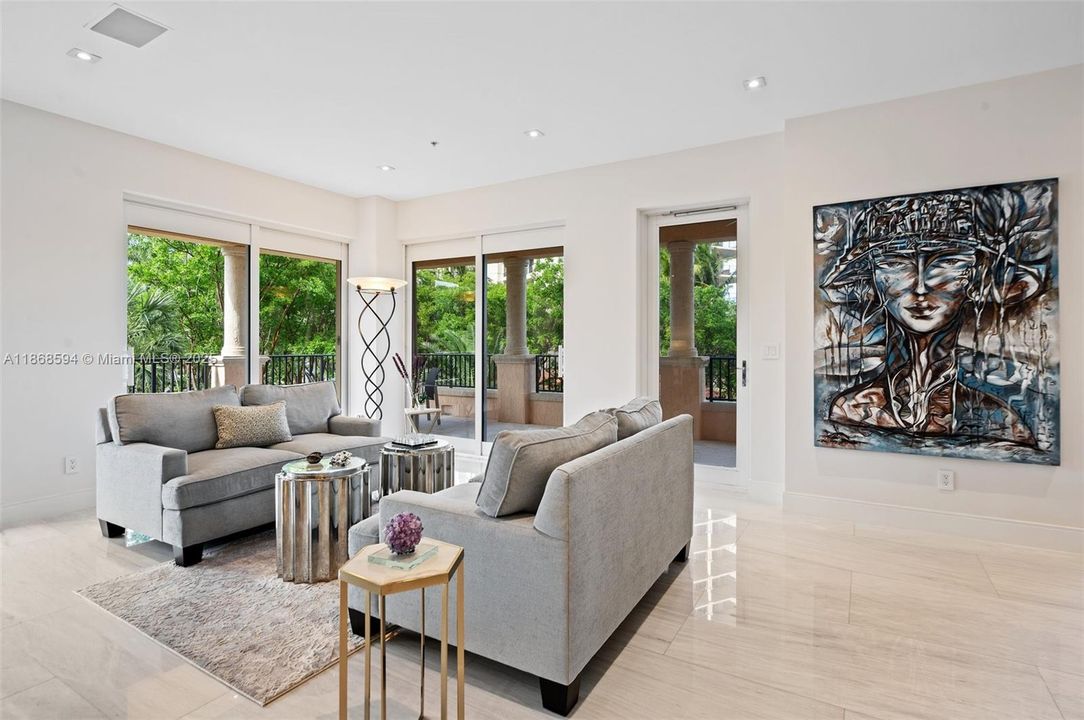 出租: $12,750 (3 贝兹, 4 浴室, 3190 平方英尺)