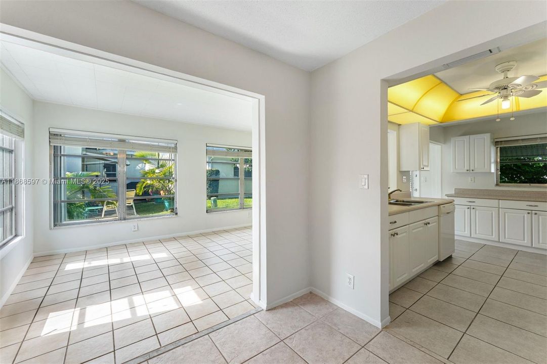 Недавно продано: $299,900 (2 спален, 2 ванн, 1260 Квадратных фут)