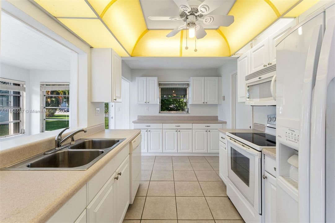 Недавно продано: $299,900 (2 спален, 2 ванн, 1260 Квадратных фут)