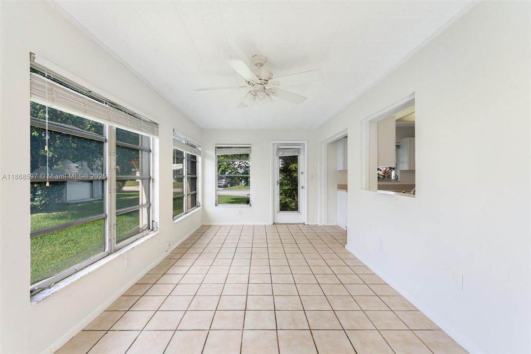 Недавно продано: $299,900 (2 спален, 2 ванн, 1260 Квадратных фут)