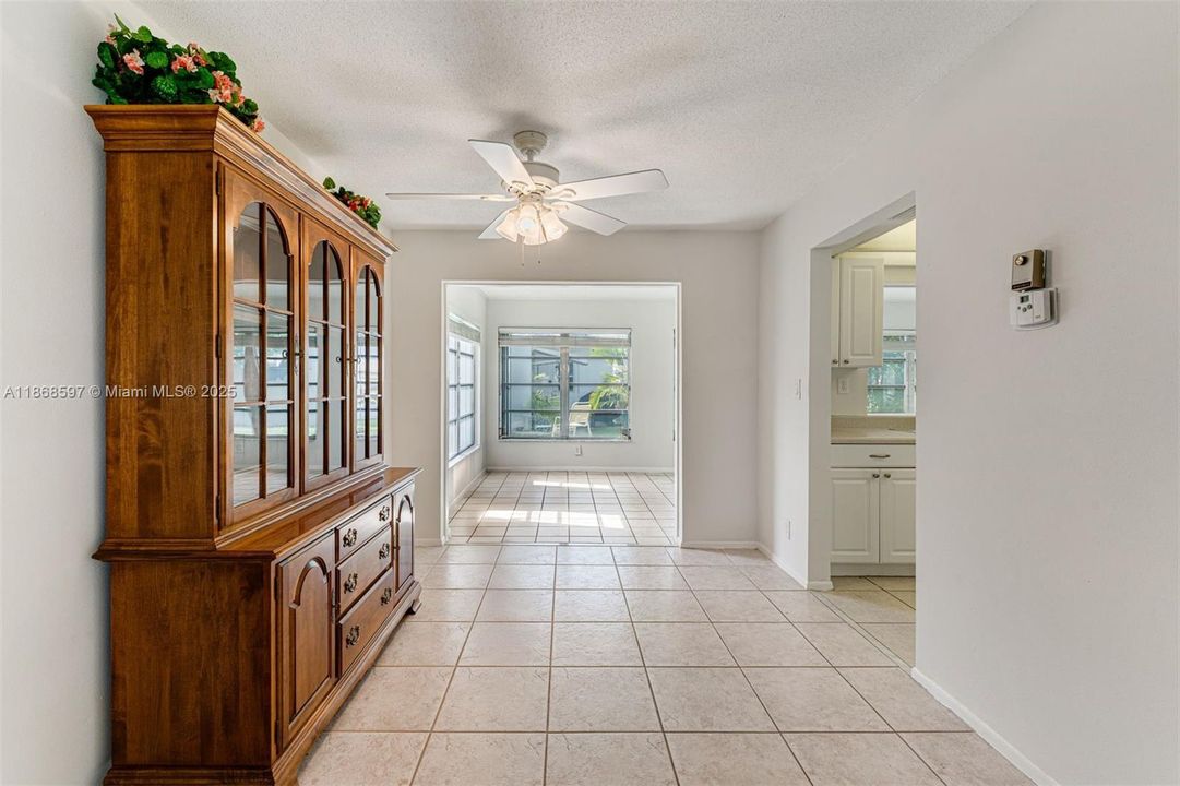 Недавно продано: $299,900 (2 спален, 2 ванн, 1260 Квадратных фут)