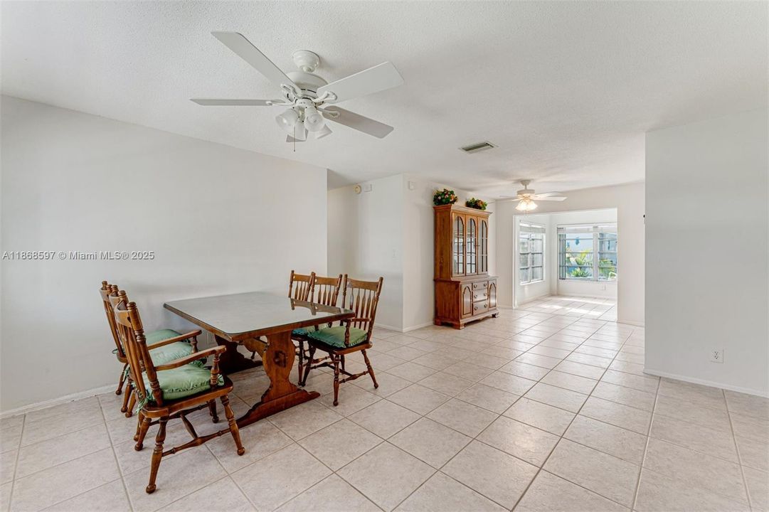 Недавно продано: $299,900 (2 спален, 2 ванн, 1260 Квадратных фут)