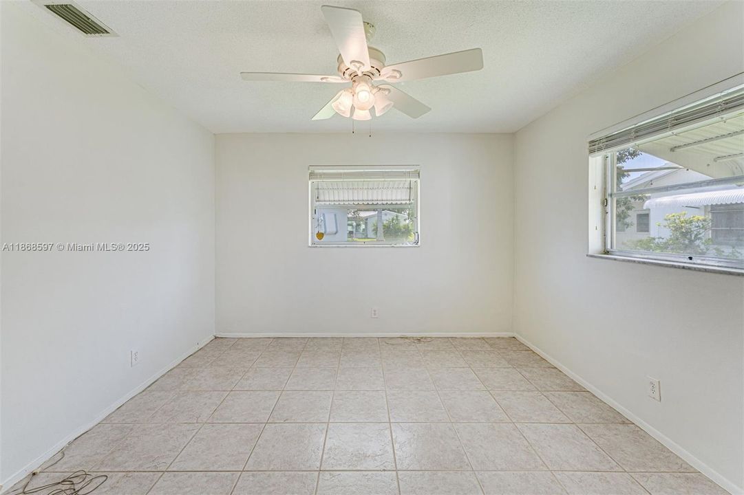 Недавно продано: $299,900 (2 спален, 2 ванн, 1260 Квадратных фут)