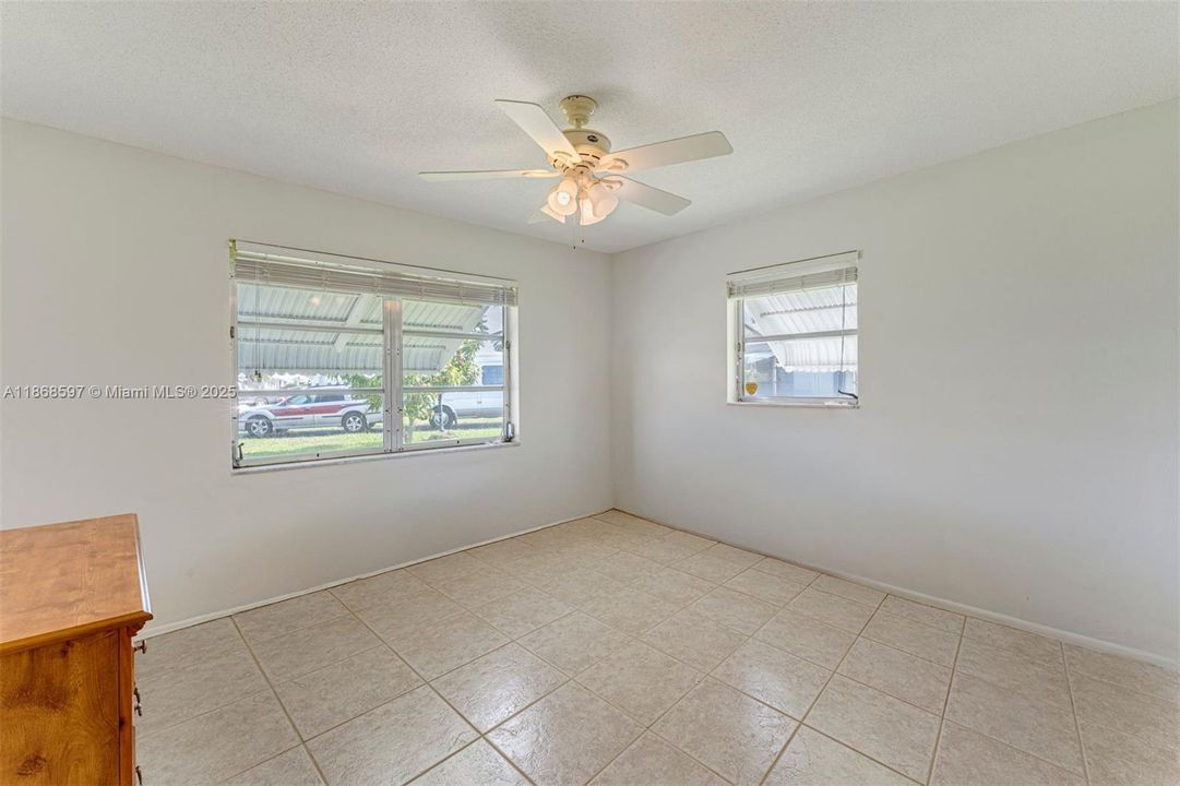 Недавно продано: $299,900 (2 спален, 2 ванн, 1260 Квадратных фут)