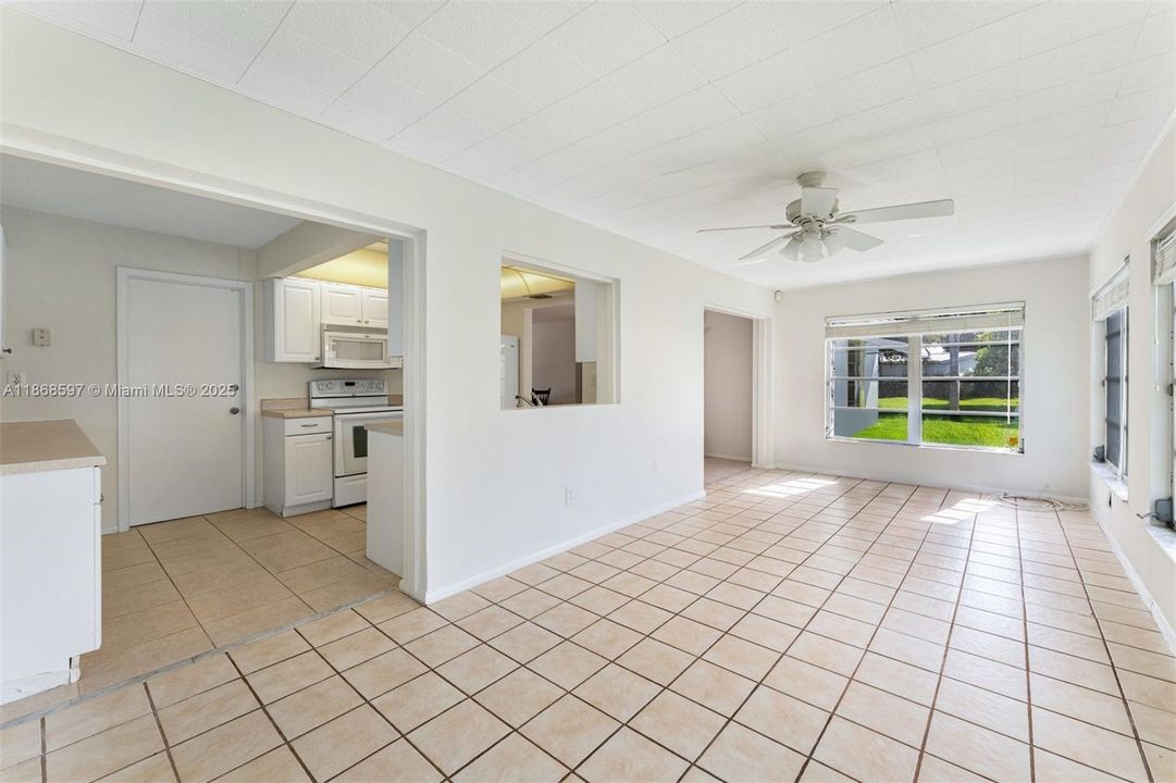 Недавно продано: $299,900 (2 спален, 2 ванн, 1260 Квадратных фут)