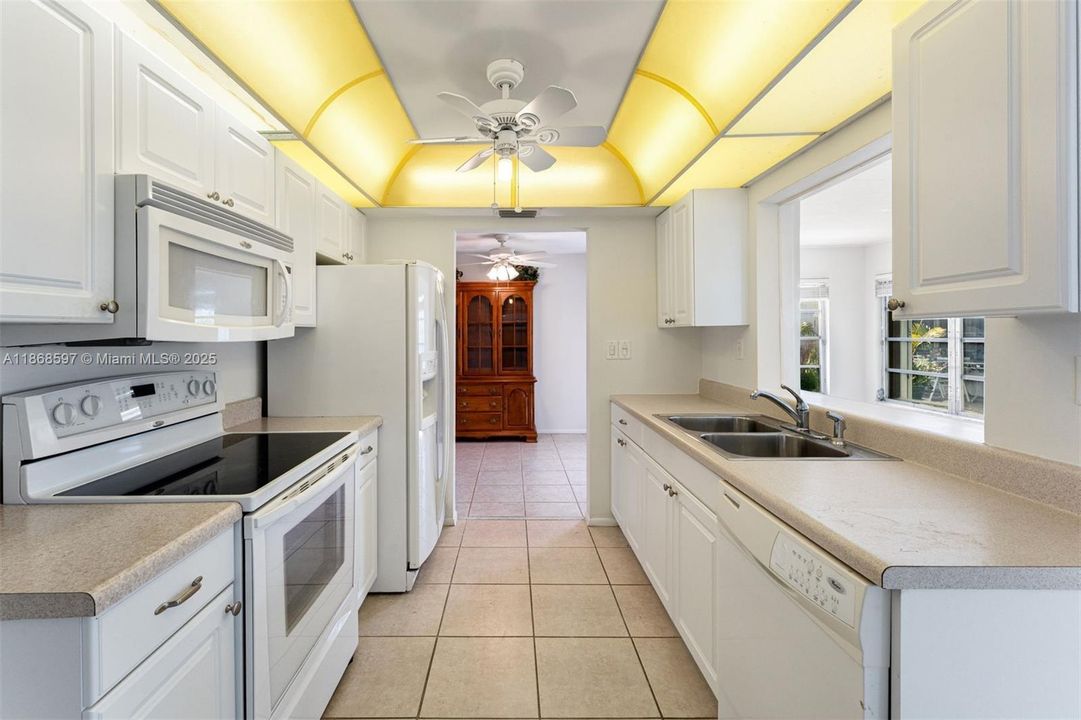 Недавно продано: $299,900 (2 спален, 2 ванн, 1260 Квадратных фут)