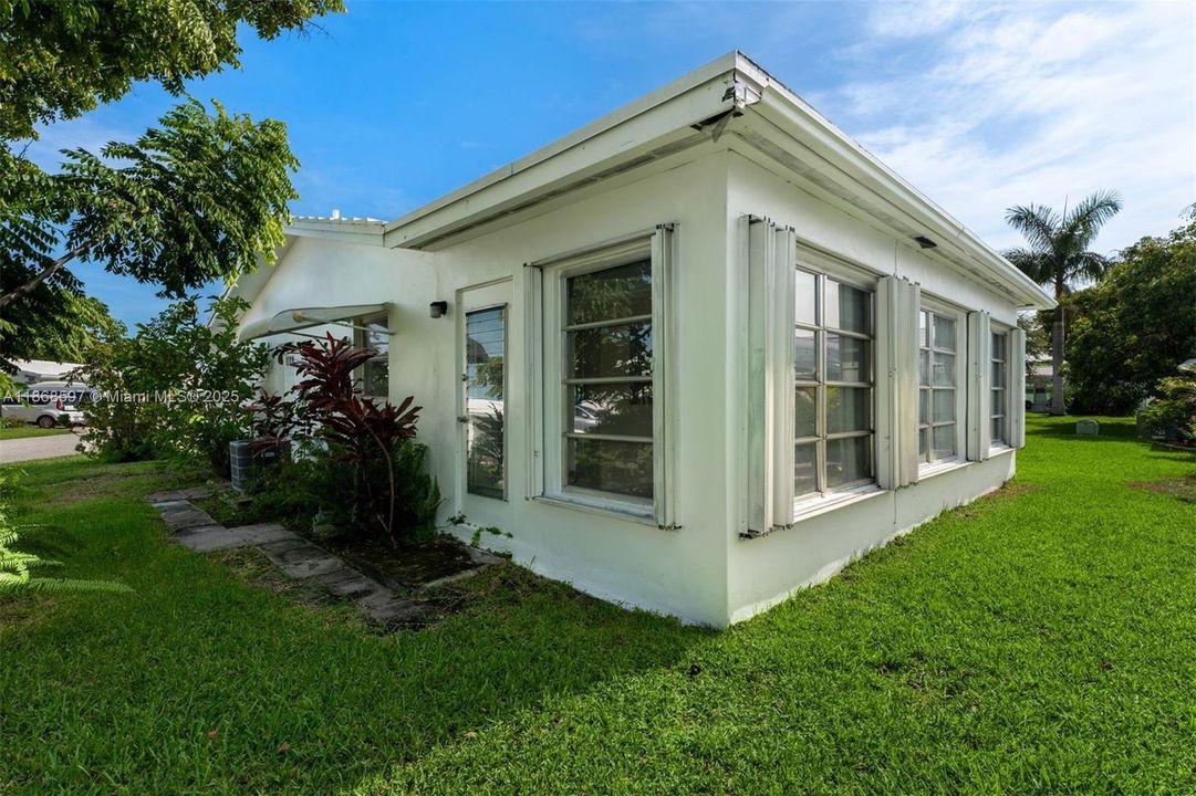 Недавно продано: $299,900 (2 спален, 2 ванн, 1260 Квадратных фут)