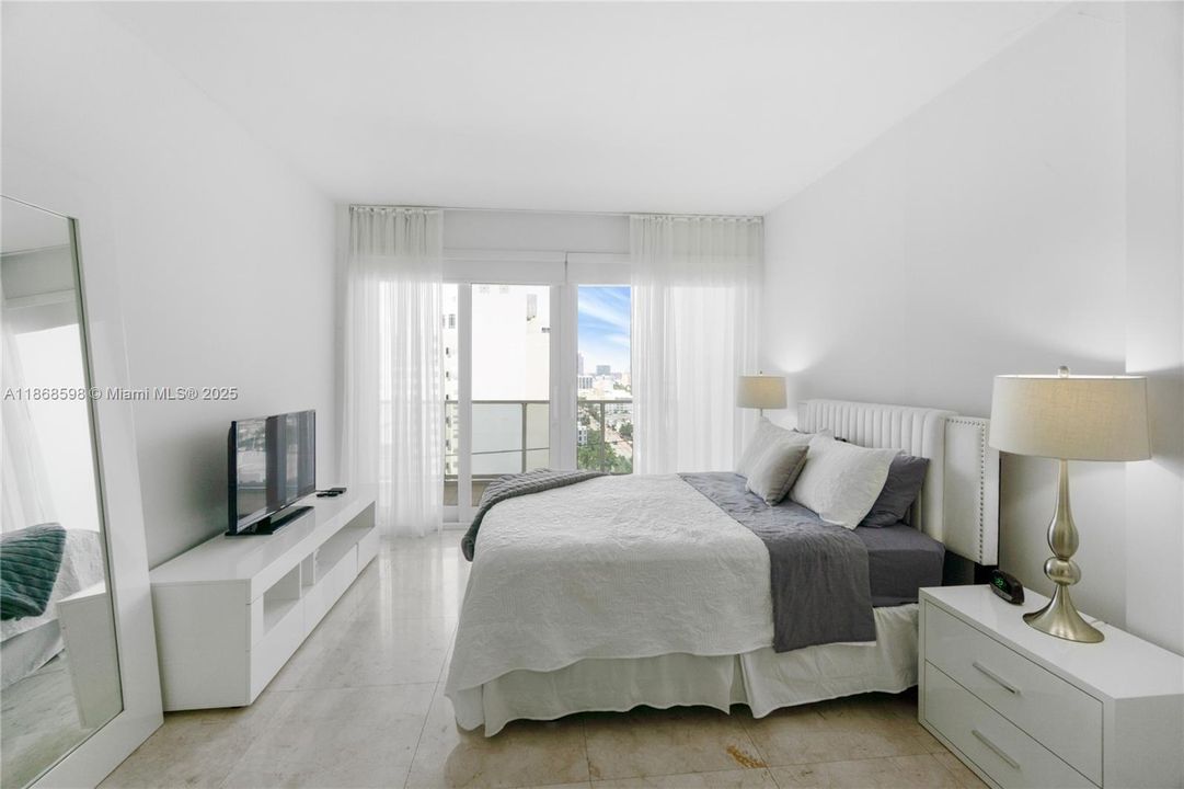 待售: $1,100,000 (2 贝兹, 2 浴室, 900 平方英尺)