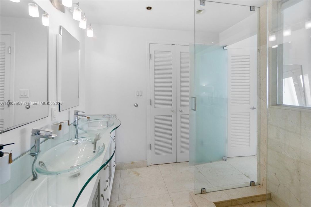 待售: $1,100,000 (2 贝兹, 2 浴室, 900 平方英尺)