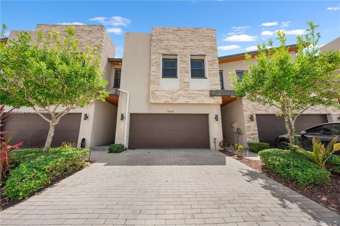 合同活跃: $870,000 (4 贝兹, 3 浴室, 2105 平方英尺)