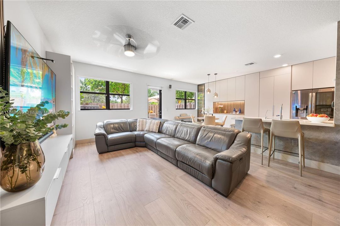 合同活跃: $870,000 (4 贝兹, 3 浴室, 2105 平方英尺)