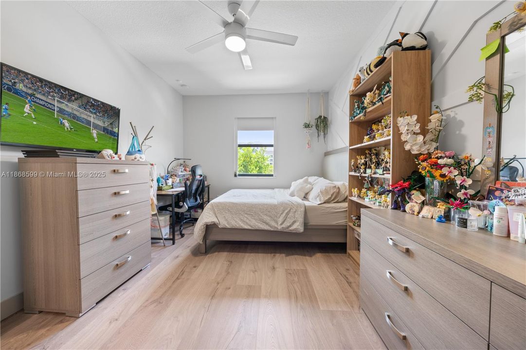 合同活跃: $870,000 (4 贝兹, 3 浴室, 2105 平方英尺)