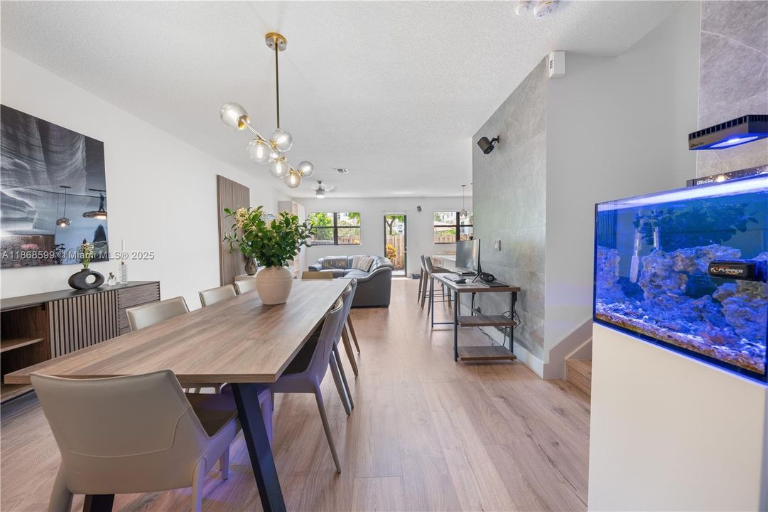 合同活跃: $870,000 (4 贝兹, 3 浴室, 2105 平方英尺)