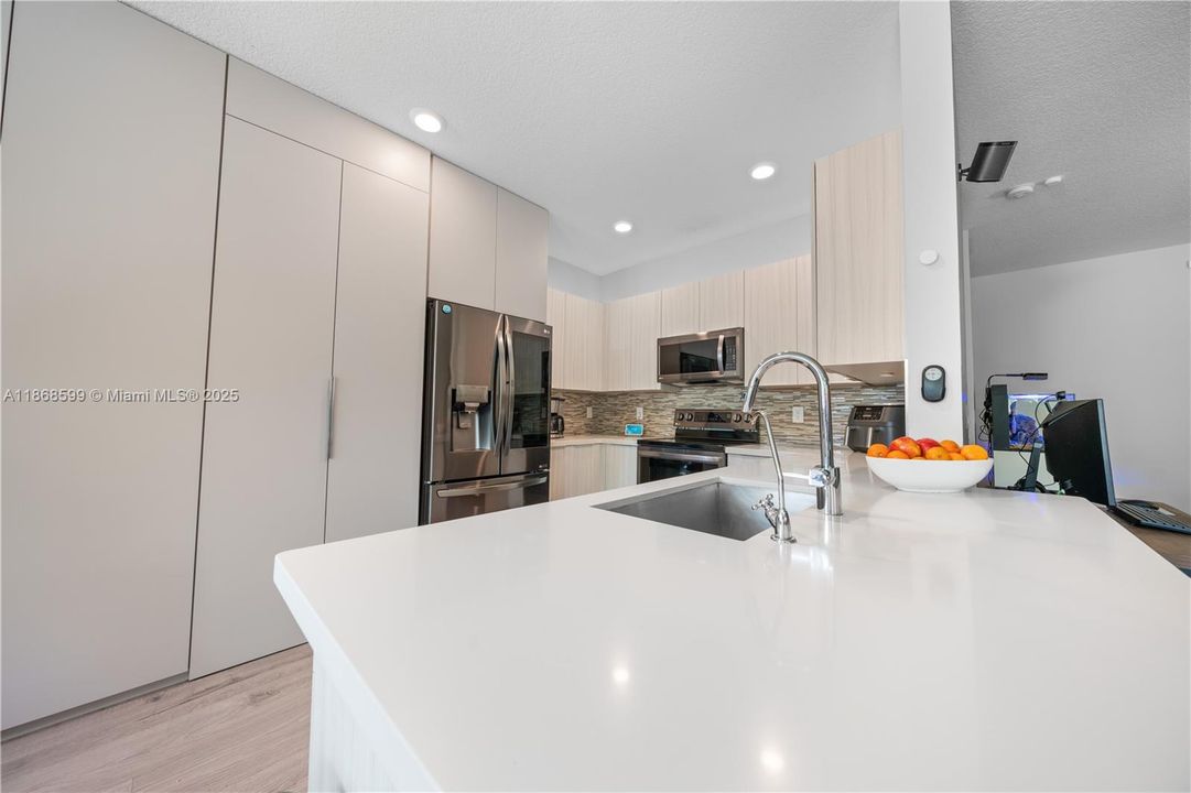 合同活跃: $870,000 (4 贝兹, 3 浴室, 2105 平方英尺)