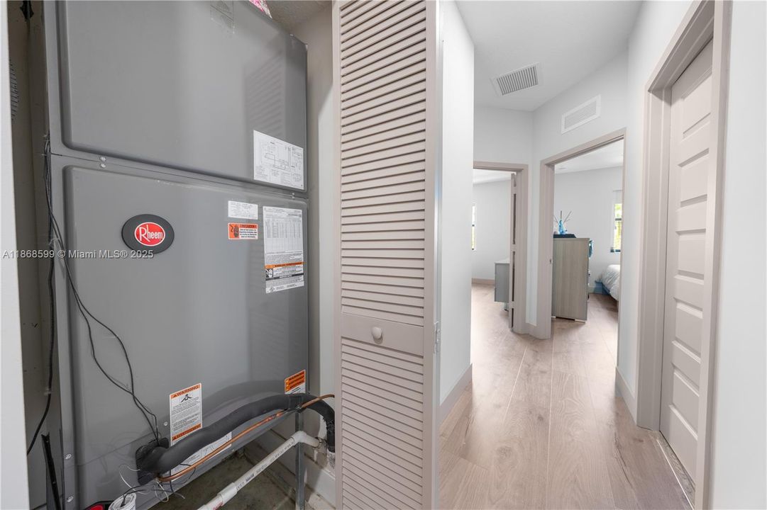 合同活跃: $870,000 (4 贝兹, 3 浴室, 2105 平方英尺)