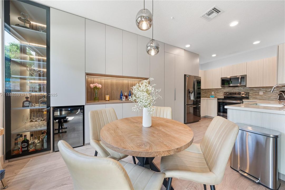 合同活跃: $870,000 (4 贝兹, 3 浴室, 2105 平方英尺)