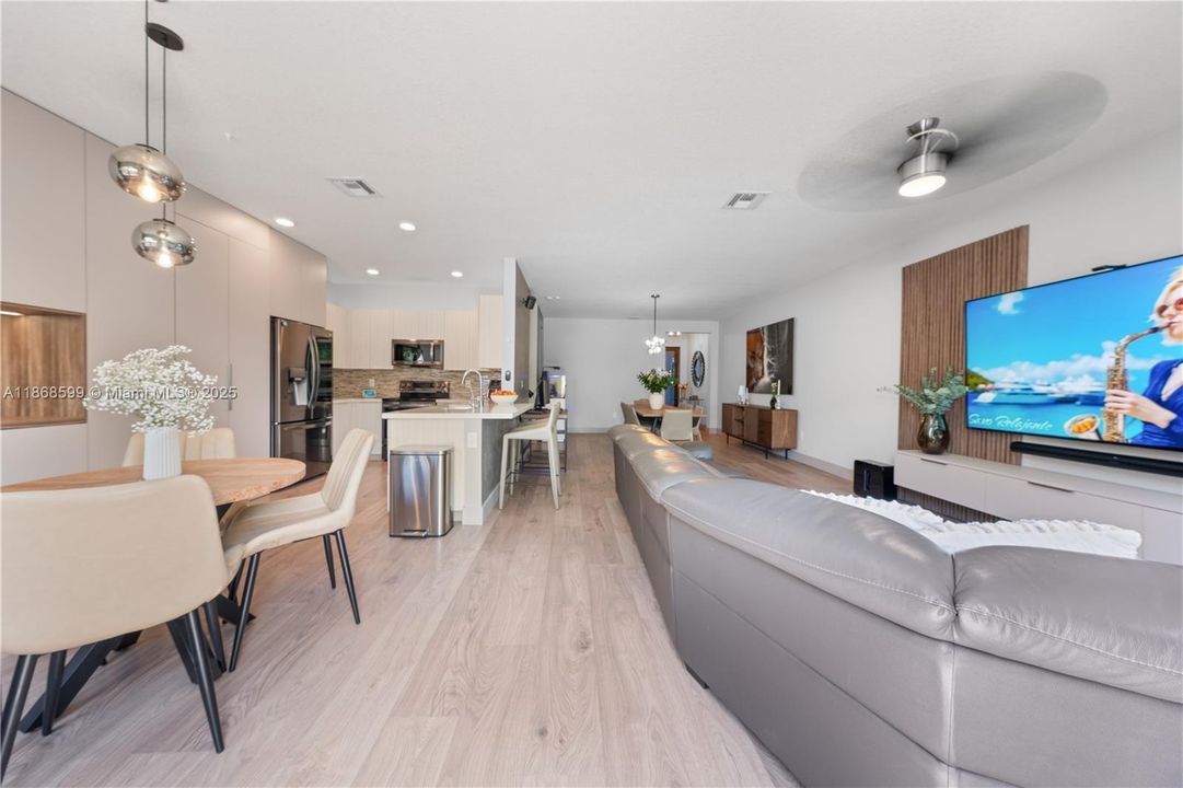 合同活跃: $870,000 (4 贝兹, 3 浴室, 2105 平方英尺)