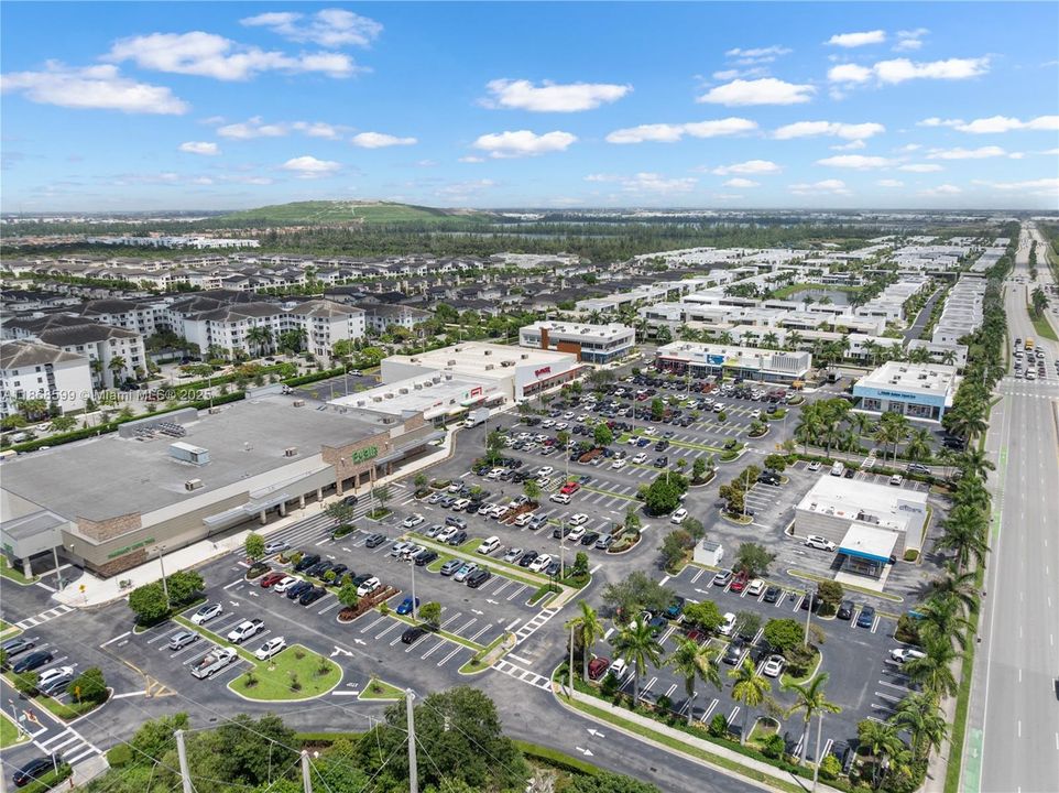 合同活跃: $870,000 (4 贝兹, 3 浴室, 2105 平方英尺)