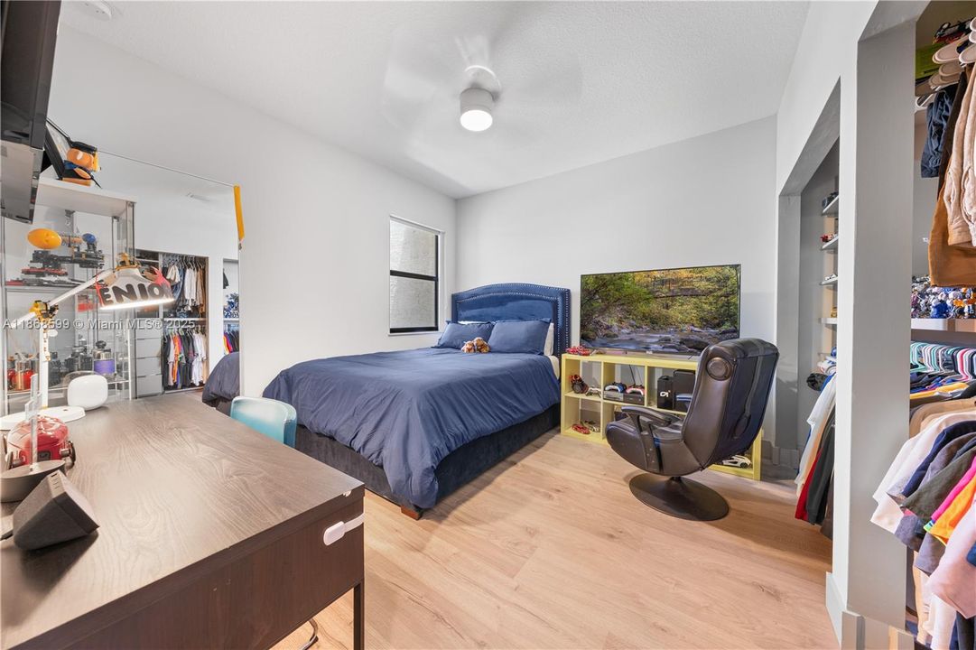 合同活跃: $870,000 (4 贝兹, 3 浴室, 2105 平方英尺)