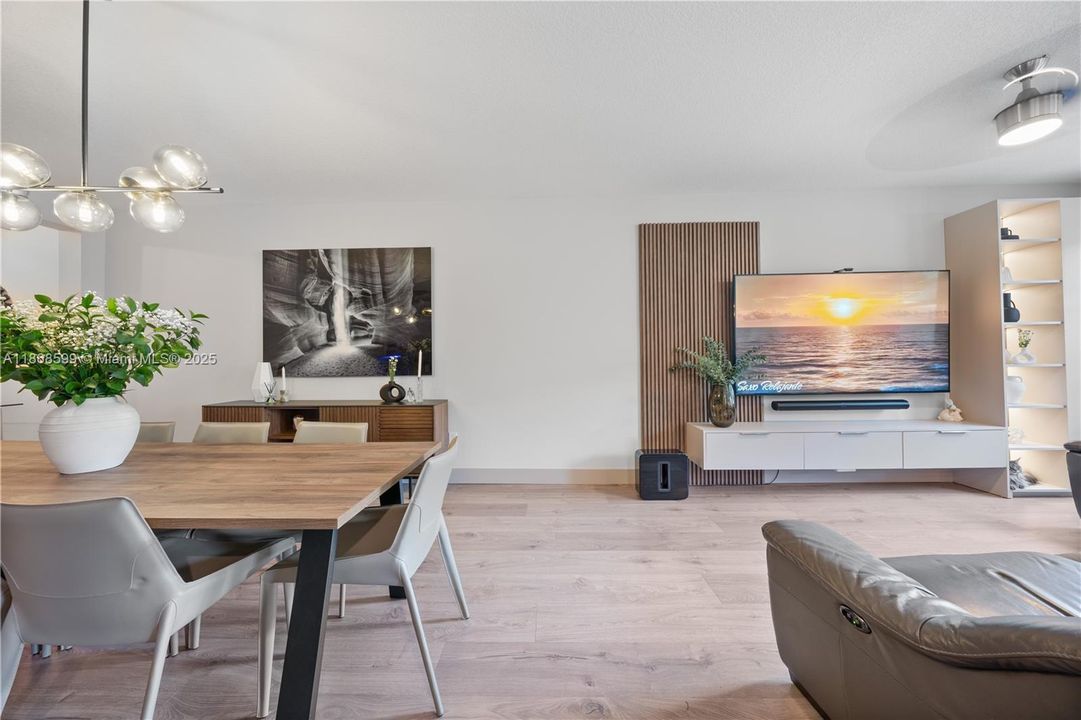 合同活跃: $870,000 (4 贝兹, 3 浴室, 2105 平方英尺)