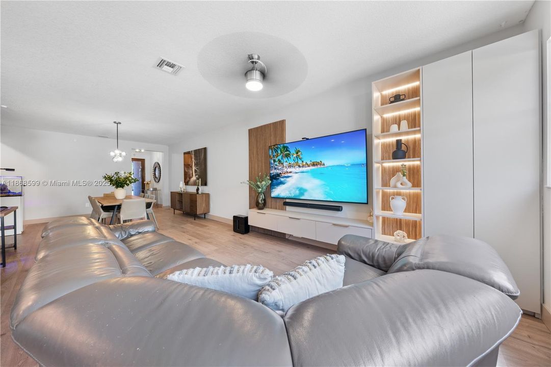 合同活跃: $870,000 (4 贝兹, 3 浴室, 2105 平方英尺)