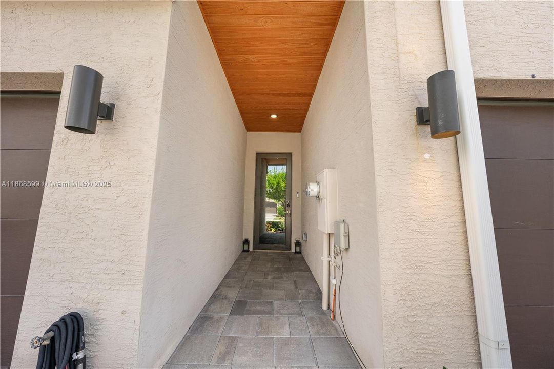 合同活跃: $870,000 (4 贝兹, 3 浴室, 2105 平方英尺)