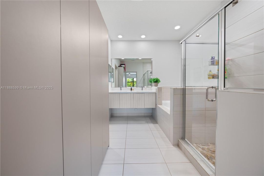 合同活跃: $870,000 (4 贝兹, 3 浴室, 2105 平方英尺)