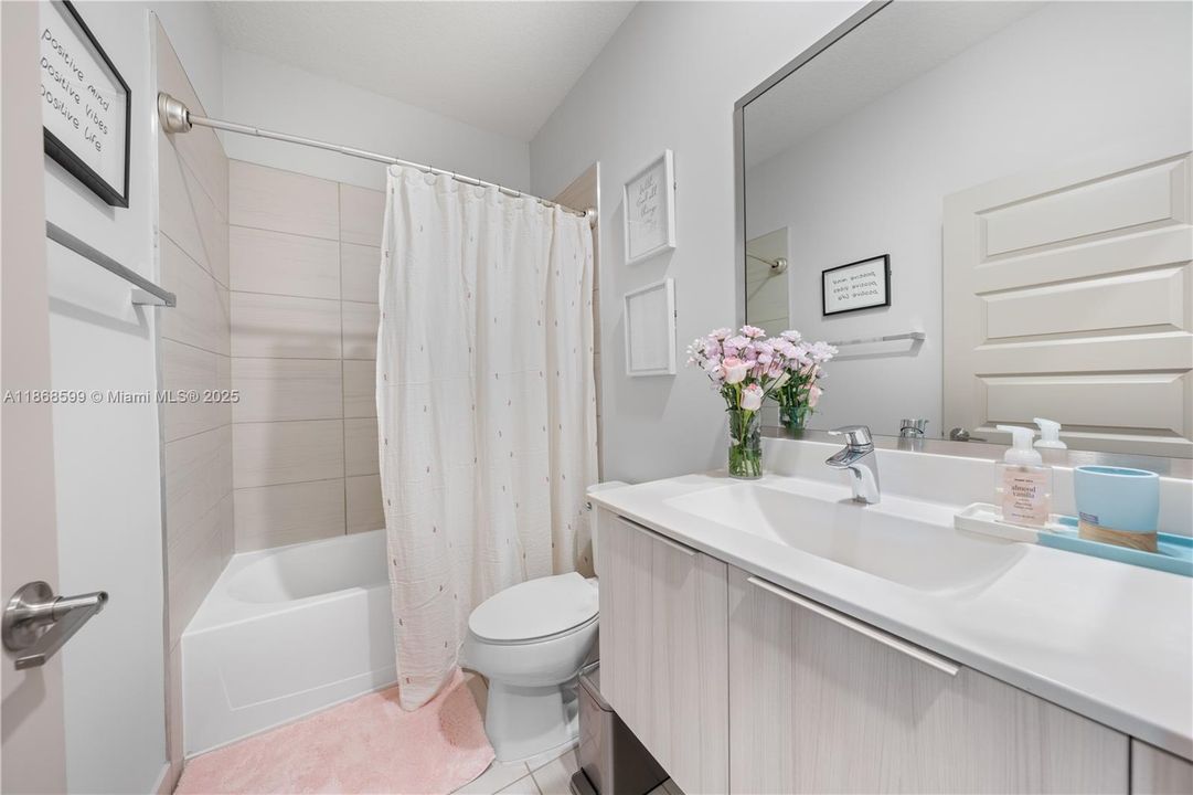 合同活跃: $870,000 (4 贝兹, 3 浴室, 2105 平方英尺)