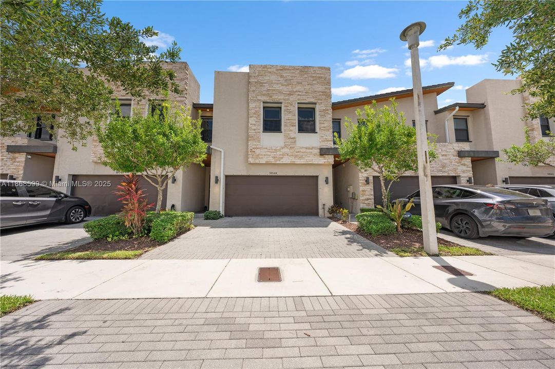 合同活跃: $870,000 (4 贝兹, 3 浴室, 2105 平方英尺)