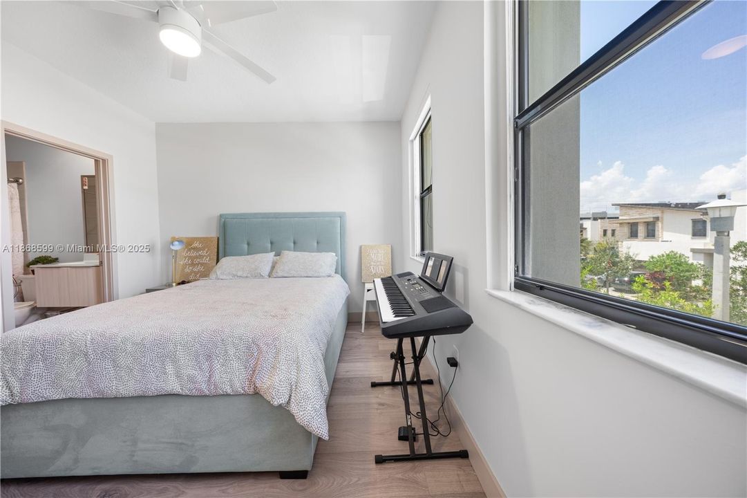 合同活跃: $870,000 (4 贝兹, 3 浴室, 2105 平方英尺)