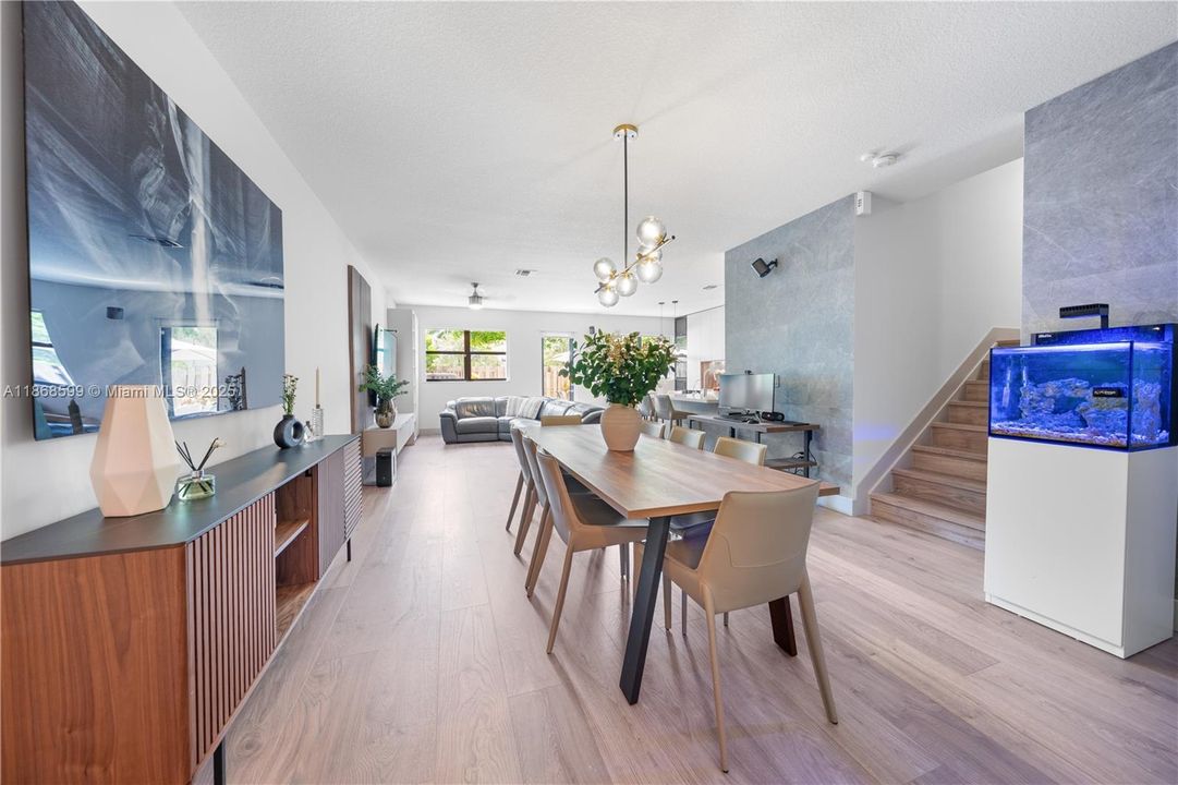 合同活跃: $870,000 (4 贝兹, 3 浴室, 2105 平方英尺)