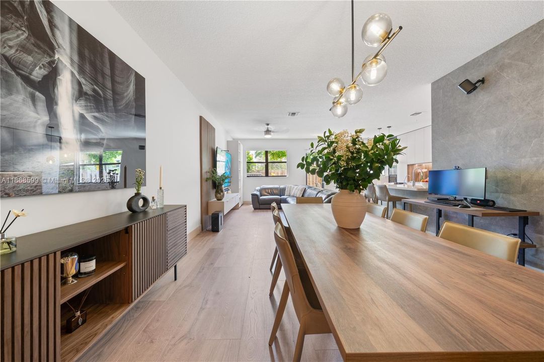 合同活跃: $870,000 (4 贝兹, 3 浴室, 2105 平方英尺)