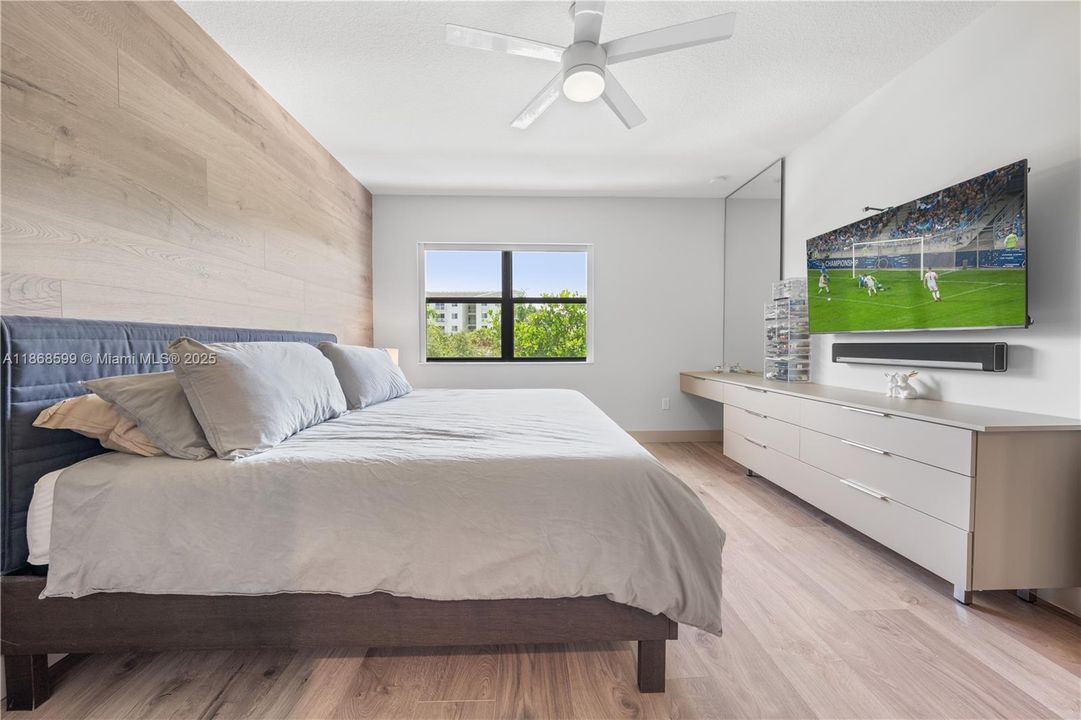 合同活跃: $870,000 (4 贝兹, 3 浴室, 2105 平方英尺)