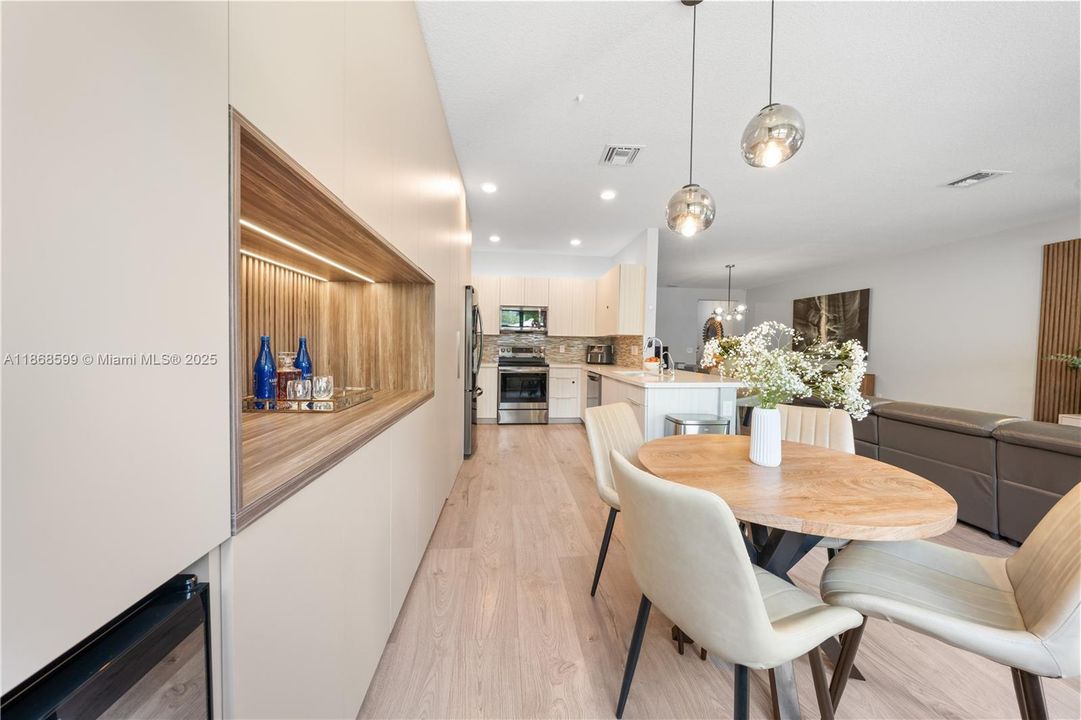 合同活跃: $870,000 (4 贝兹, 3 浴室, 2105 平方英尺)