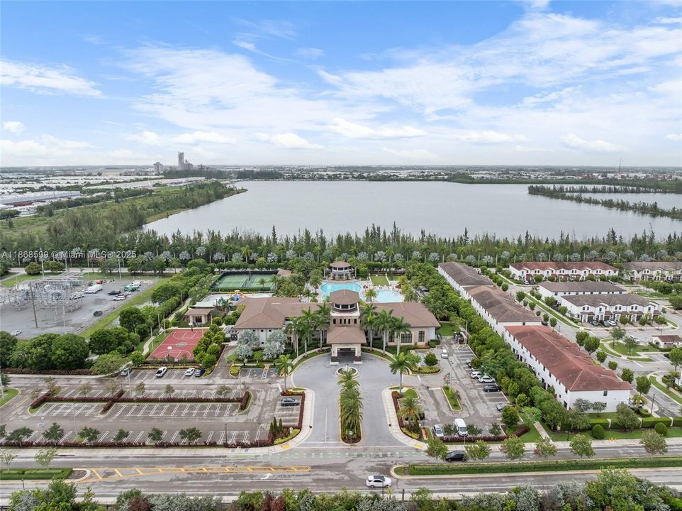 合同活跃: $870,000 (4 贝兹, 3 浴室, 2105 平方英尺)